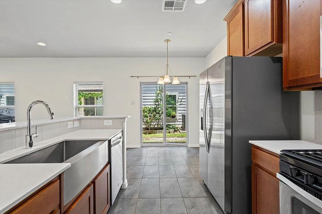 3 bed, 2.5 bath, 1594 sqft, $2,200 — Photo 3