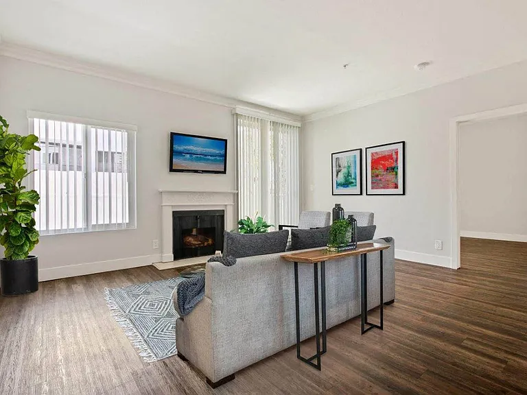 The Plaza Apartments — Photo 11