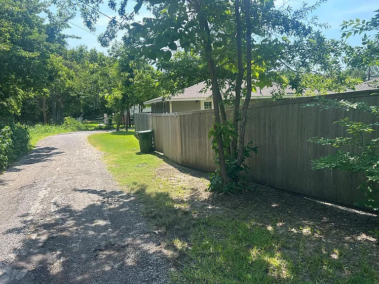 1119 Charlies Dr — Photo 11