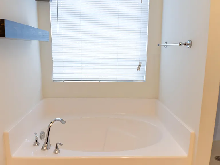 138 Lyonshall St — Photo 5