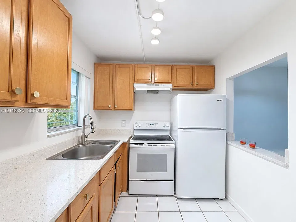 1638 Embassy Dr #306