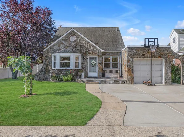 5 Avon Road, New Hyde Park, NY 11040