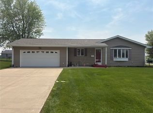 207 5th St E, Newhall, IA 52315