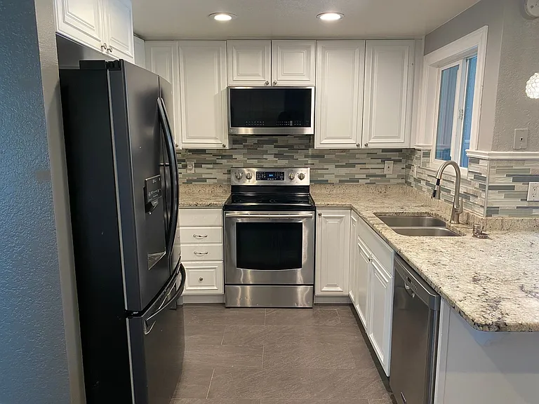 1650 Honeysuckle Rd — Photo 10