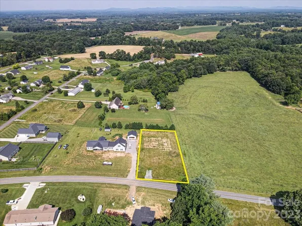 151 Rabbit Hwy, Harmony, NC 28634