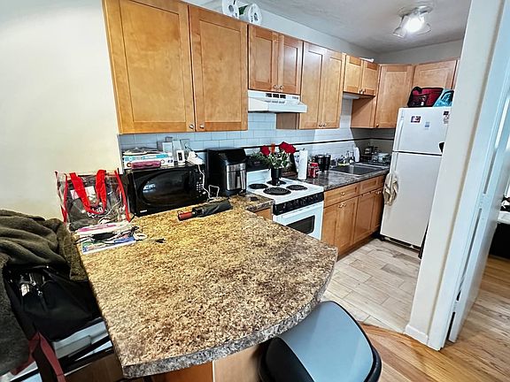 2nd image of 200 Kelton St