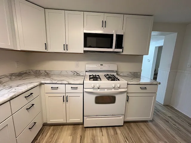1301 E 6th St — Photo 14
