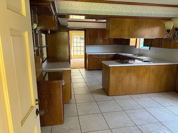 3rd image of 610 E Pecan Dr