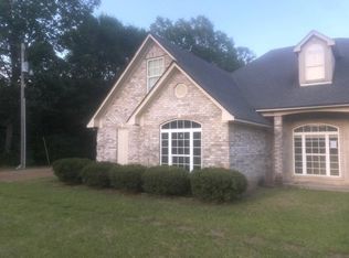 1990 Suzanna Dr, Raymond, MS 39154
