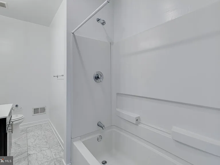 220 W George St #224 — Photo 16
