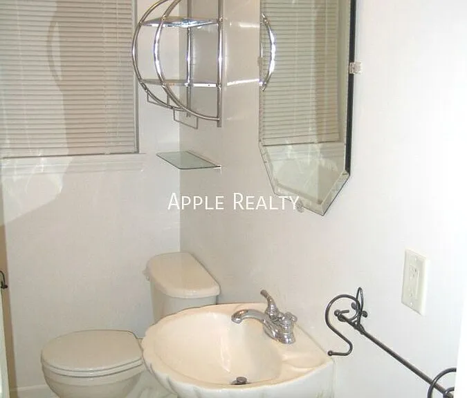 102 W Club Blvd #B — Photo 8
