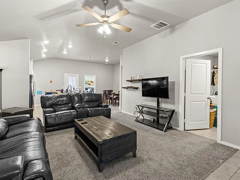 9407 Ratliff Ridge Ave — Photo 8
