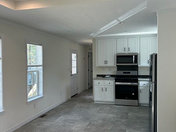 5th image of 160 Booth St