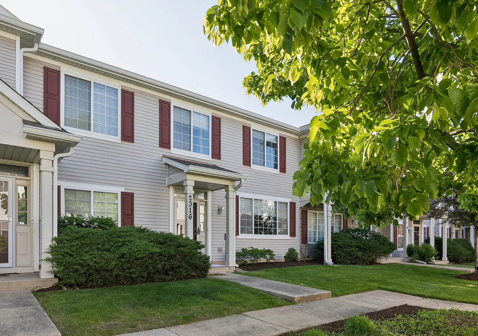 2 bed, 1.5 bath, 1196 sqft, $2,350 — Photo 2