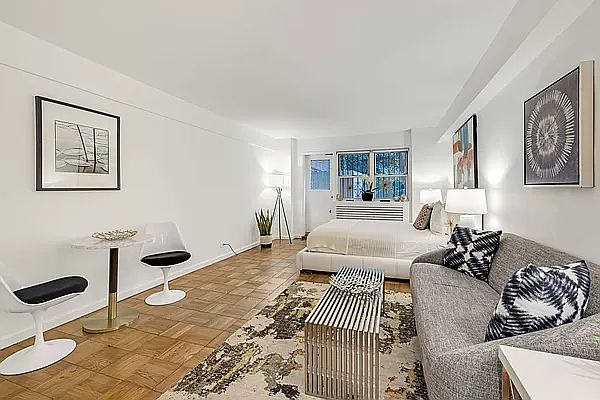 1st image of 321 E 45th St APT 1C