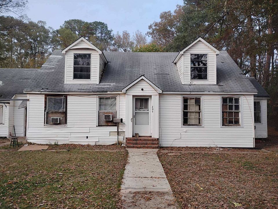 2nd image of 206 Maple St