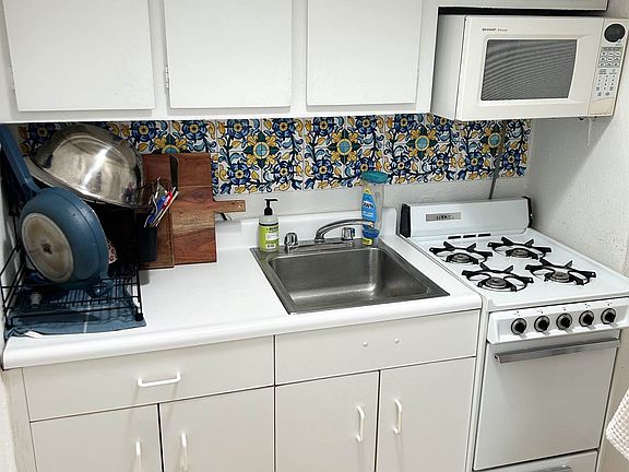 5th image of 139 Waverly Pl APT 4A