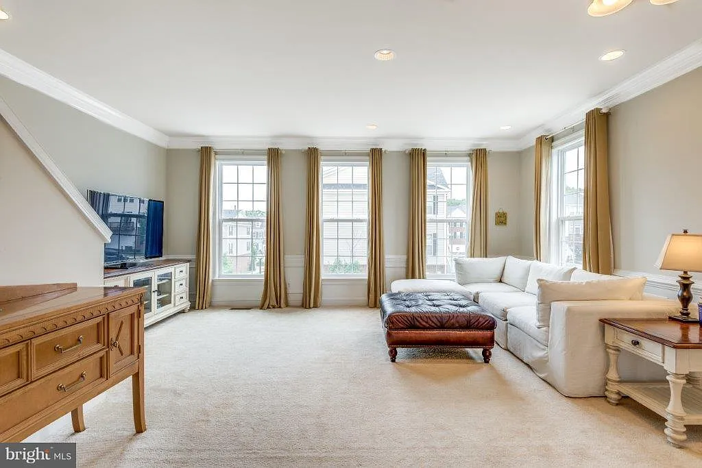 3 bed, 3.5 bath, 2020 sqft, $3,000 — Photo 4