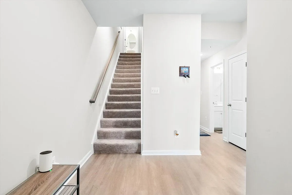 4 bed, 3.5 bath, 2000 sqft, $2,950 — Photo 3