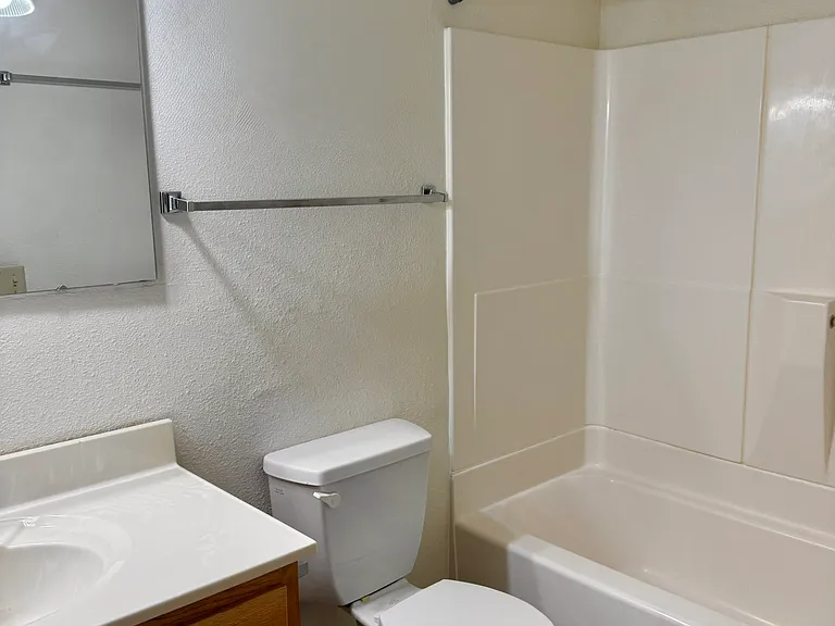 716 E Burlington St #15S — Photo 16