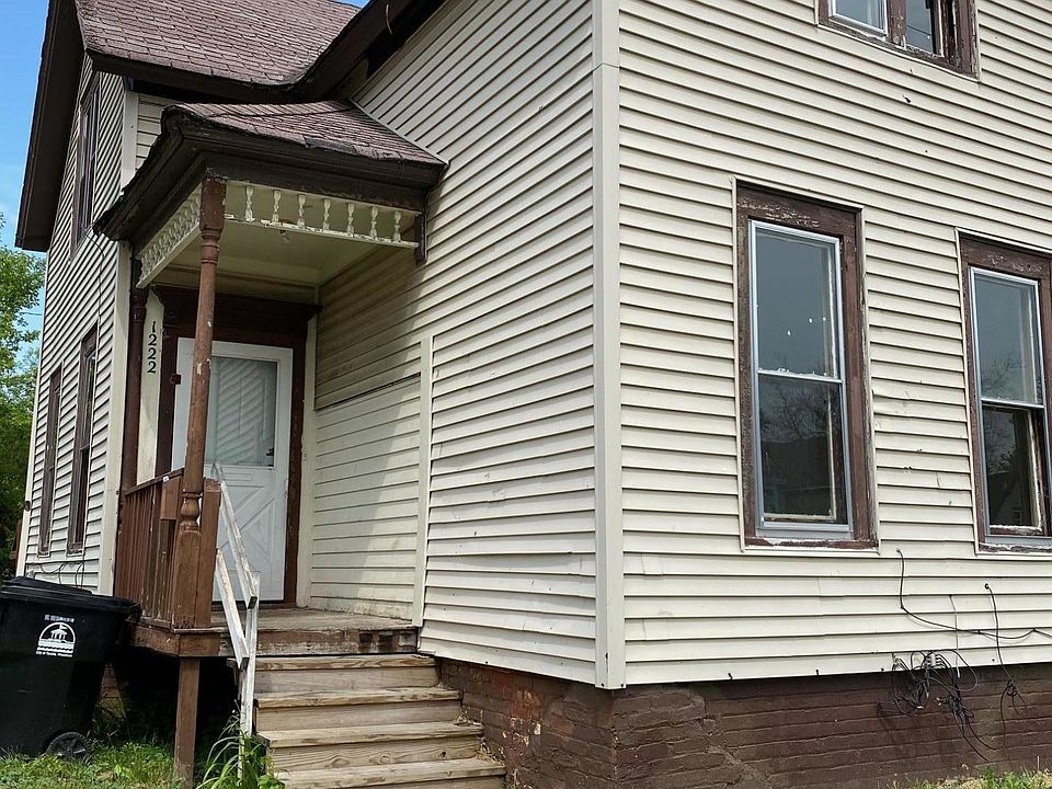 2nd image of 1222 Summit Ave