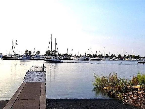 4th image of 130 Lakeside Ave