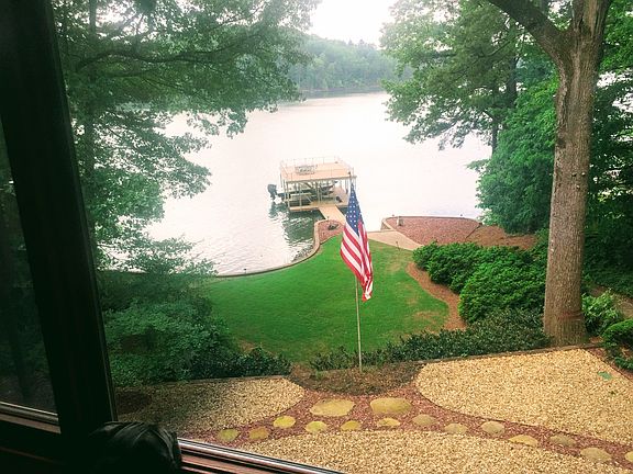 Beautiful Lake View!