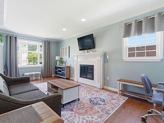 5th image of 327 Greenbriar Ln