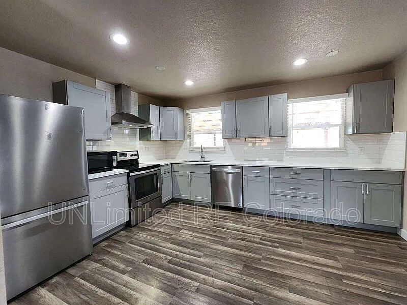 5 bed, 2.0 bath, 2194 sqft, $3,250 — Photo 3