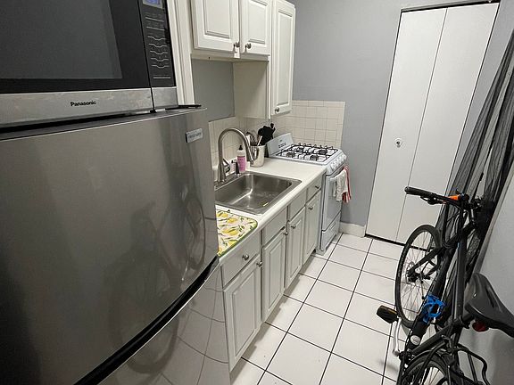 3rd image of 209 Greene St #B