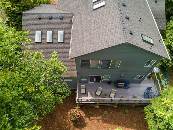 3rd image of 1296 NE Pepperwood Dr