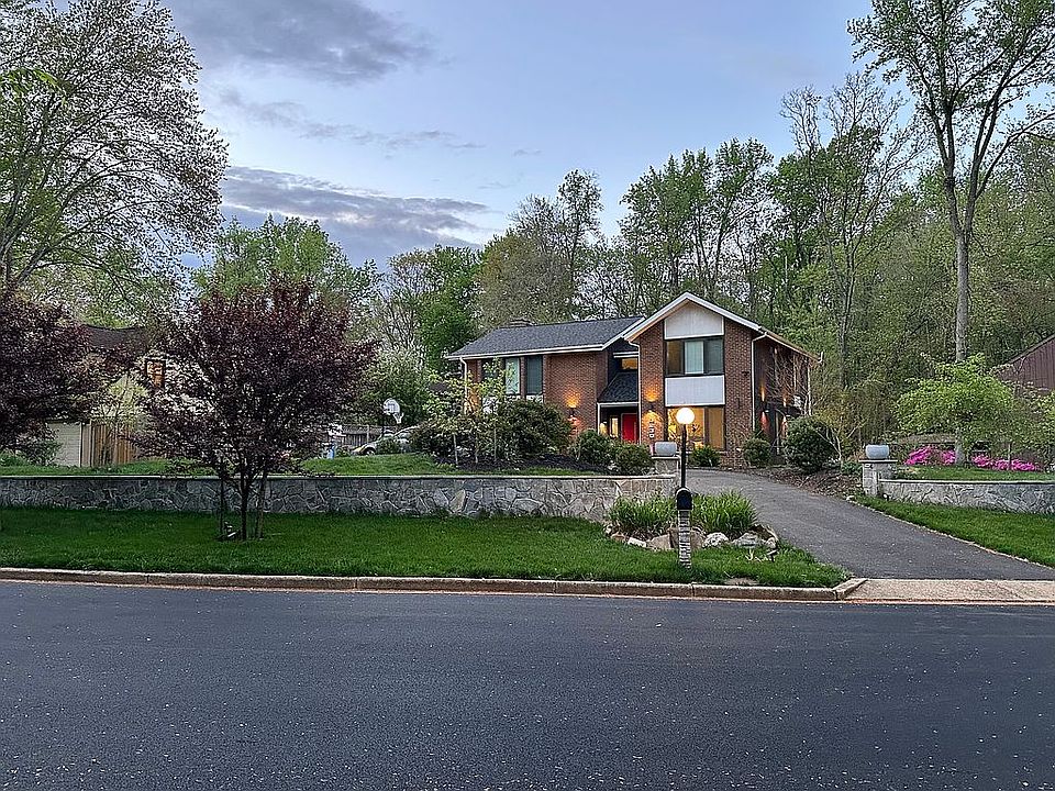 1st image of 3230 Amberley Ln