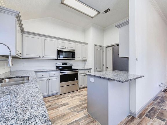 4th image of 9706 Weatherford Ave