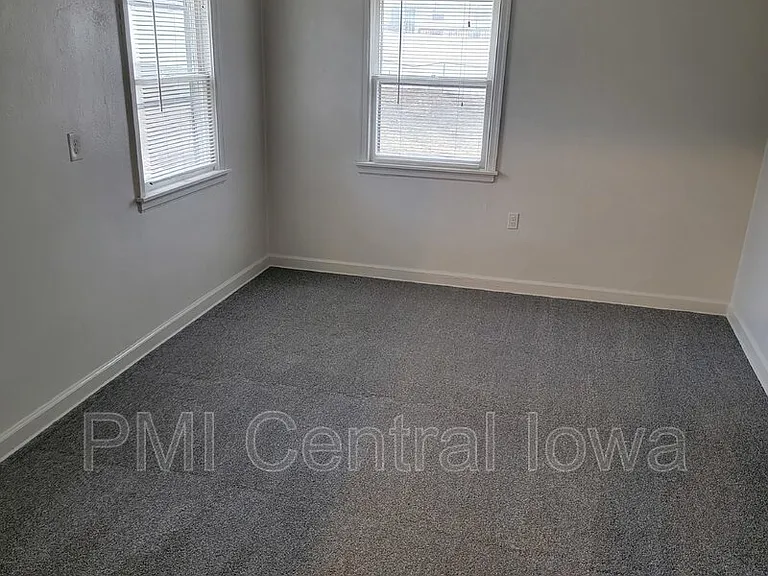 1211 Lewis Ave — Photo 5