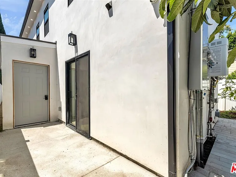 14121 Califa St — Photo 28