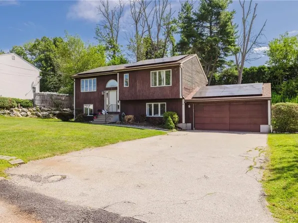 1 Lee Ann Dr, Johnston, RI 02919