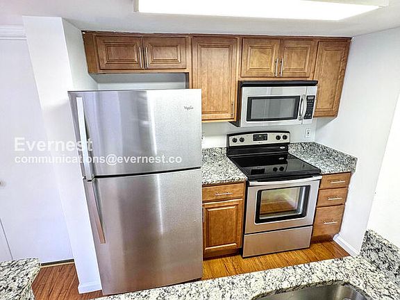 4th image of 1011 Fallcrest Ct #202