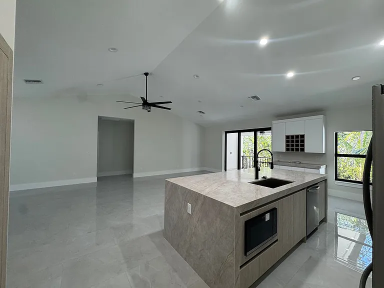 271 Price St — Photo 3