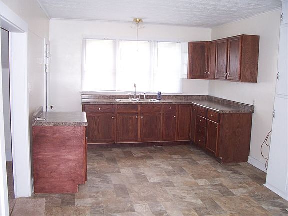 5th image of 426 Burlington Ave