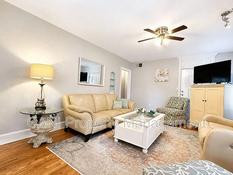 1 bed, 1.0 bath, 950 sqft, $2,200 — Photo 3