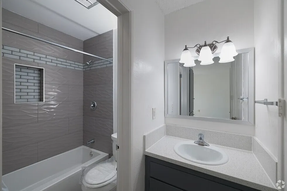 2 bed, 925 sqft, $2,450 — Photo 1