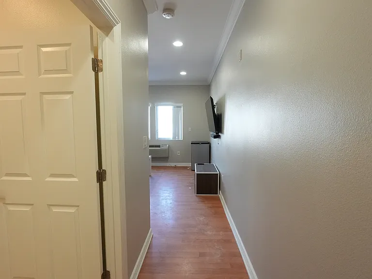 668 W 28th St — Photo 30