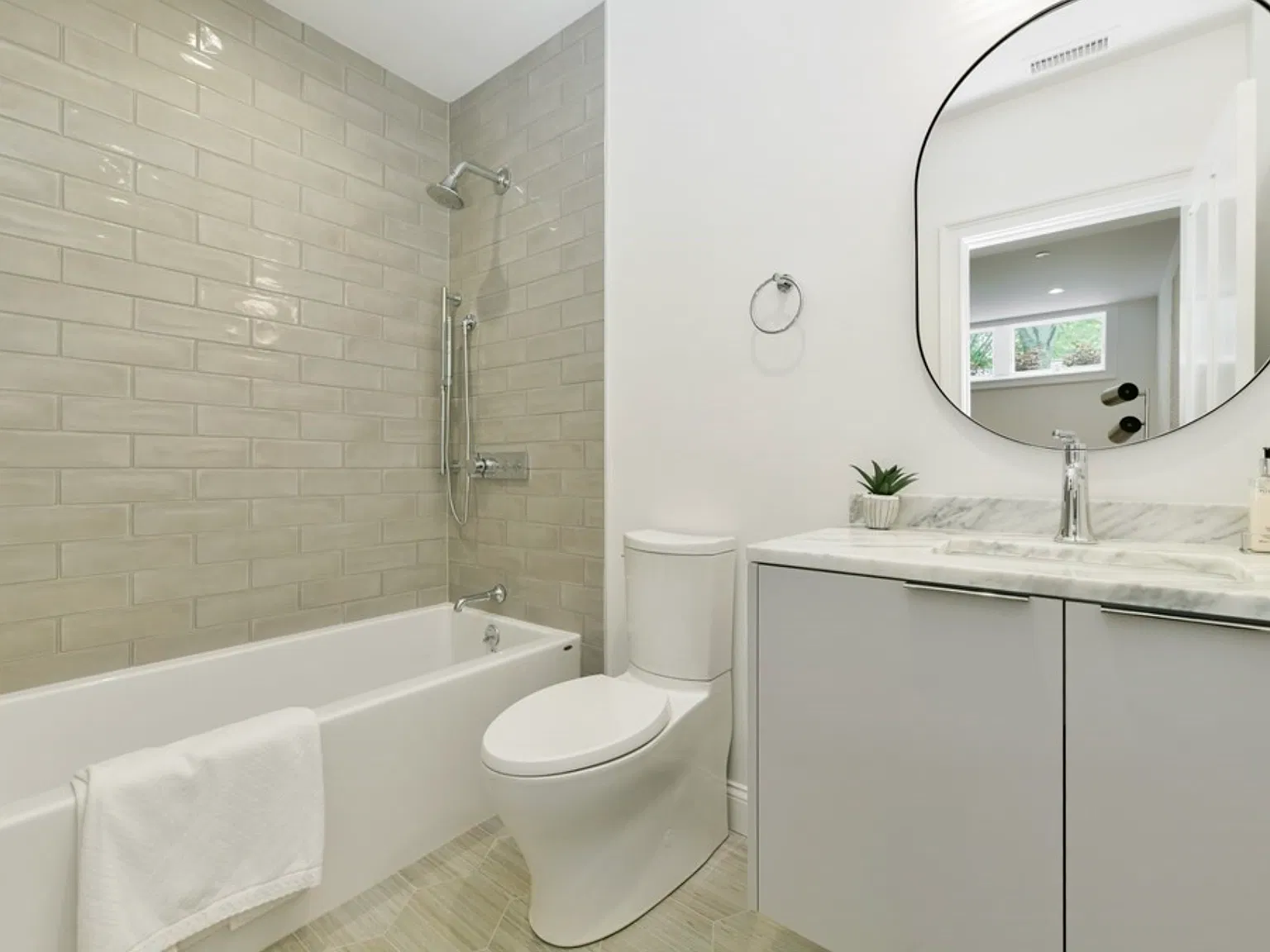 3 bed, 2519 sqft, $9,800 — Photo 2