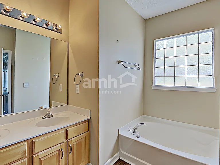 1001 Mallory Ln — Photo 9