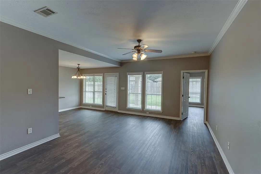 3 bed, 1396 sqft, $1,895 — Photo 3