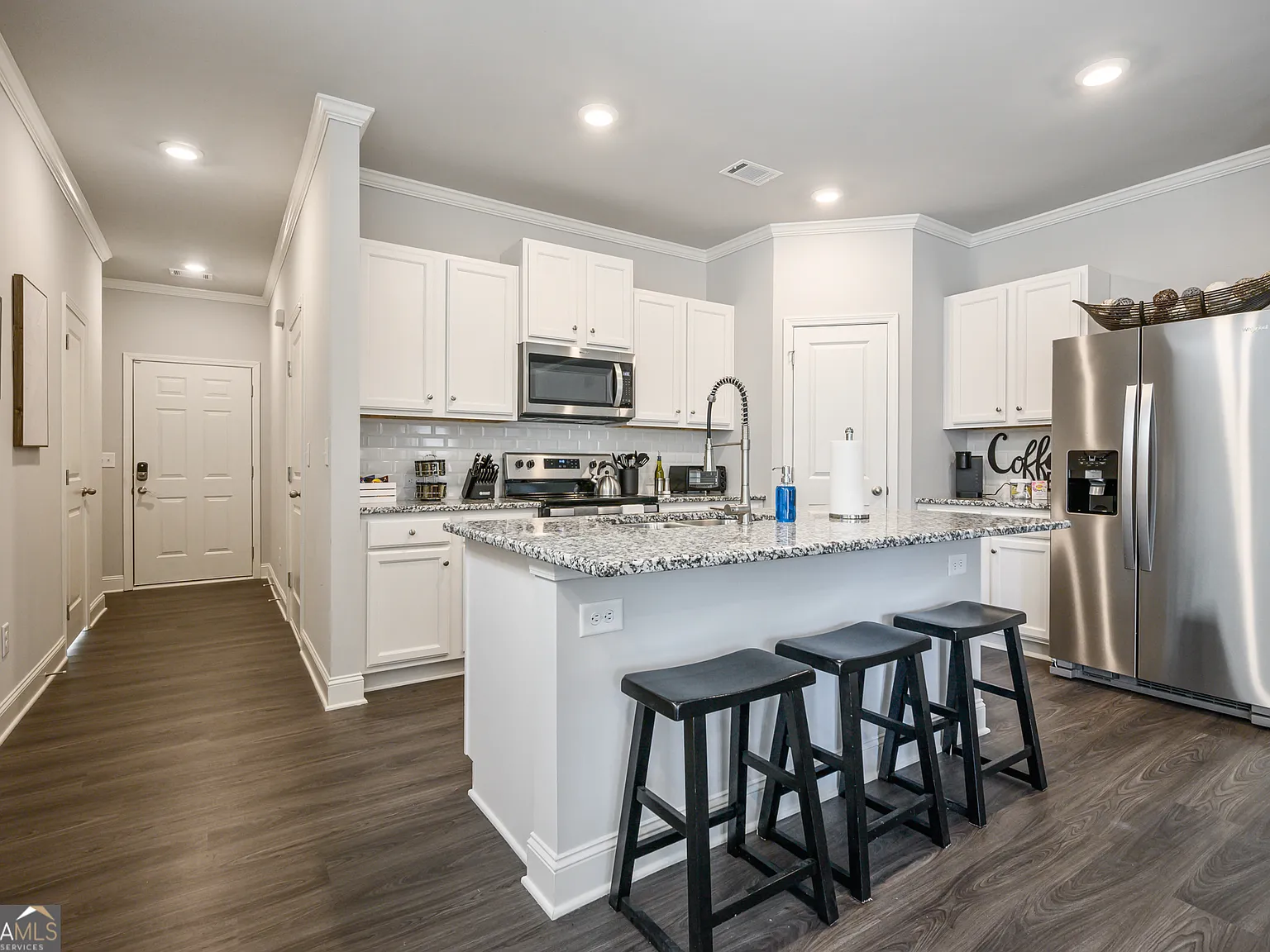 3 bed, 2.5 bath, $5,049 — Photo 2