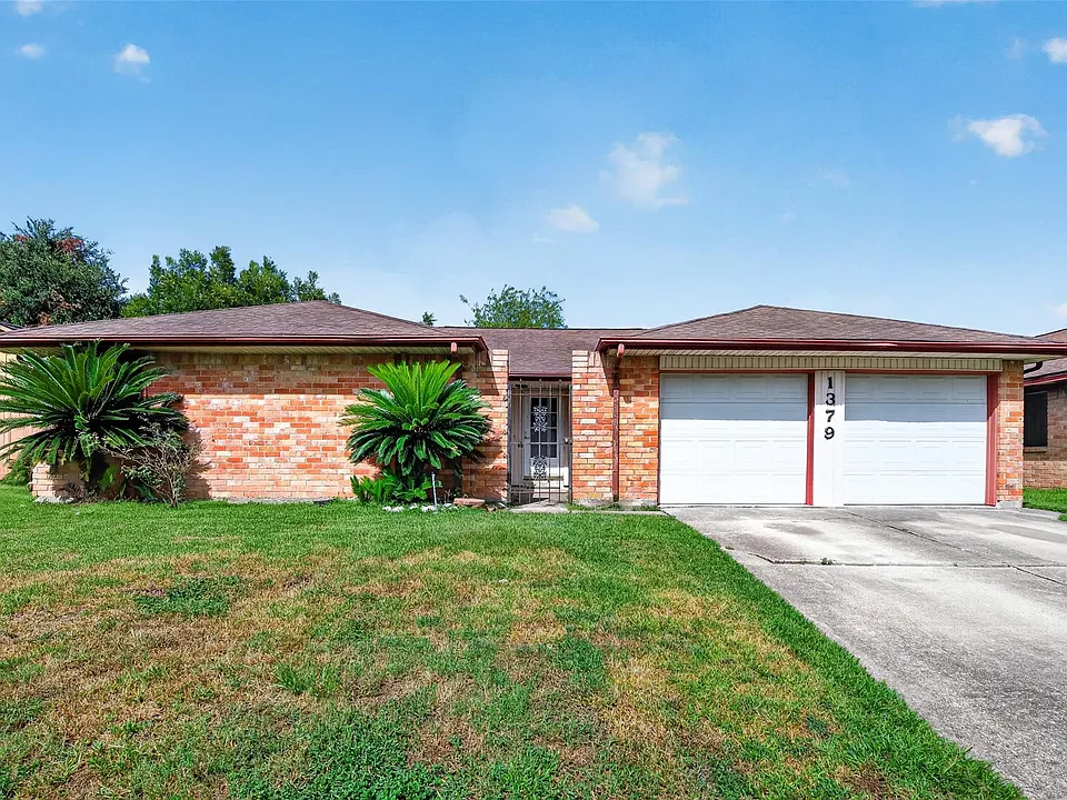 1379 Wrotham Ln