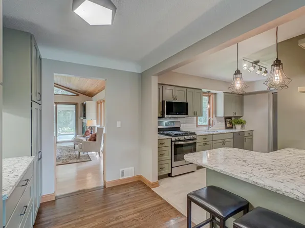 741 Sherren St W, Roseville, MN 55113