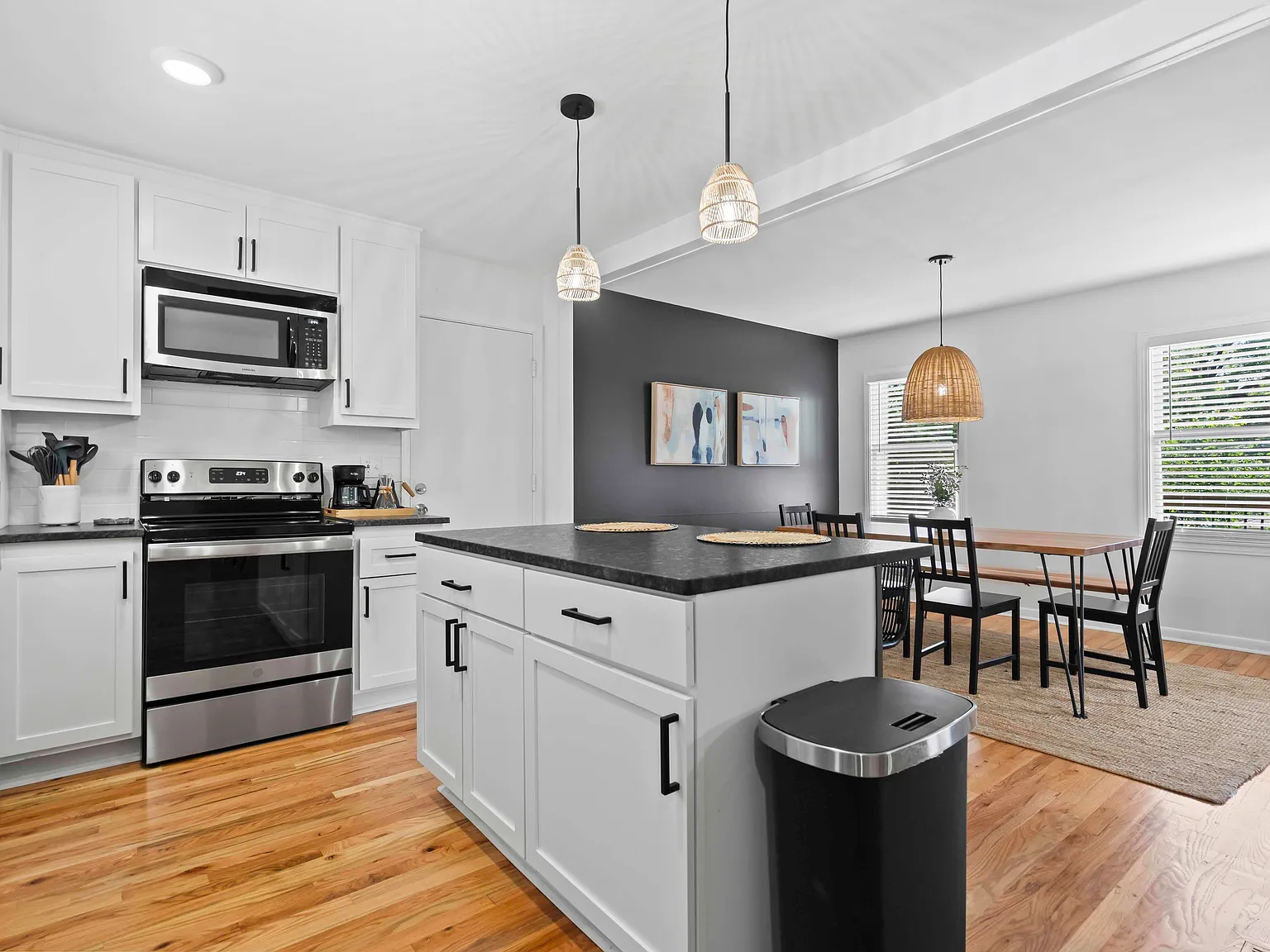 4 bed, 2.5 bath, 2700 sqft, $5,000 — Photo 2