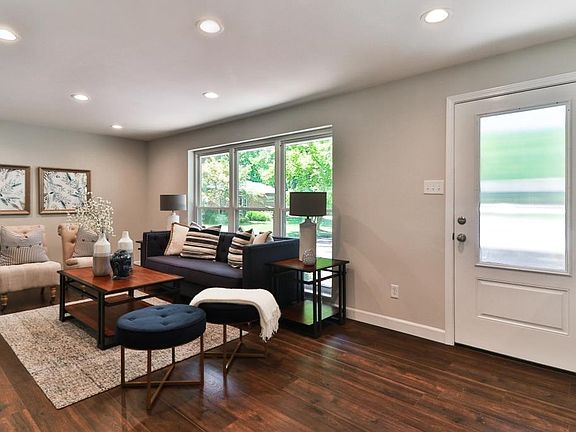 4th image of 704 Candlelight Ln